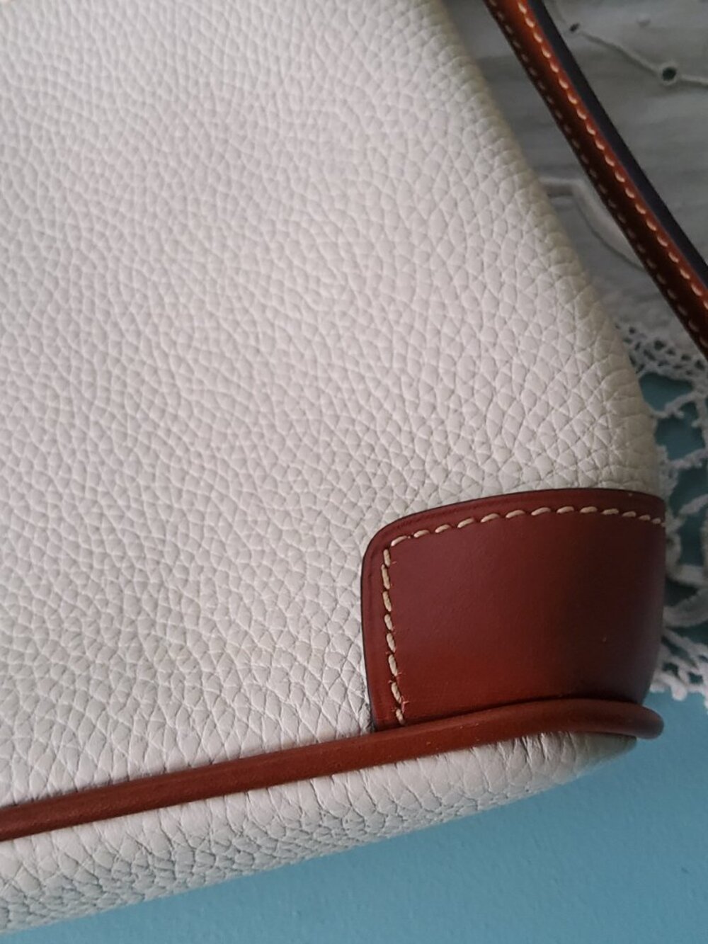 Dooney & Bourke Like new Pebble Grain Crossbody Handbag in Bone - Picture 5 of 12